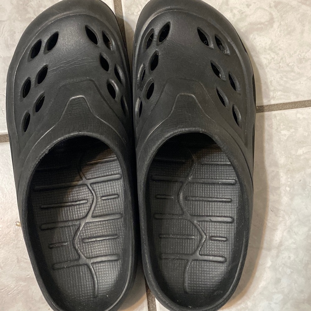 Croc like shoes nwot
